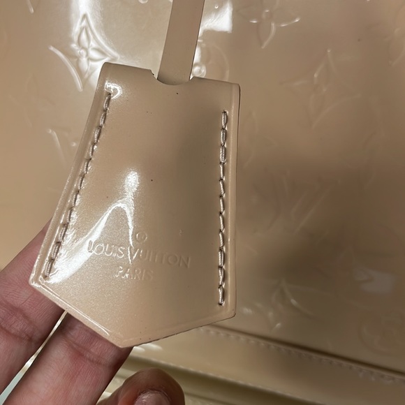 💯 % Authentic Louis Vuitton Alma vernis PM in cream👜👜 - Picture 3 of 13